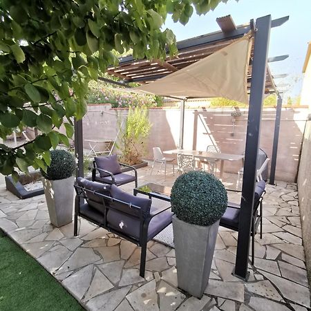 Gites Avec Grande Piscine Et Sa Terrasse Privative Bernis Екстериор снимка