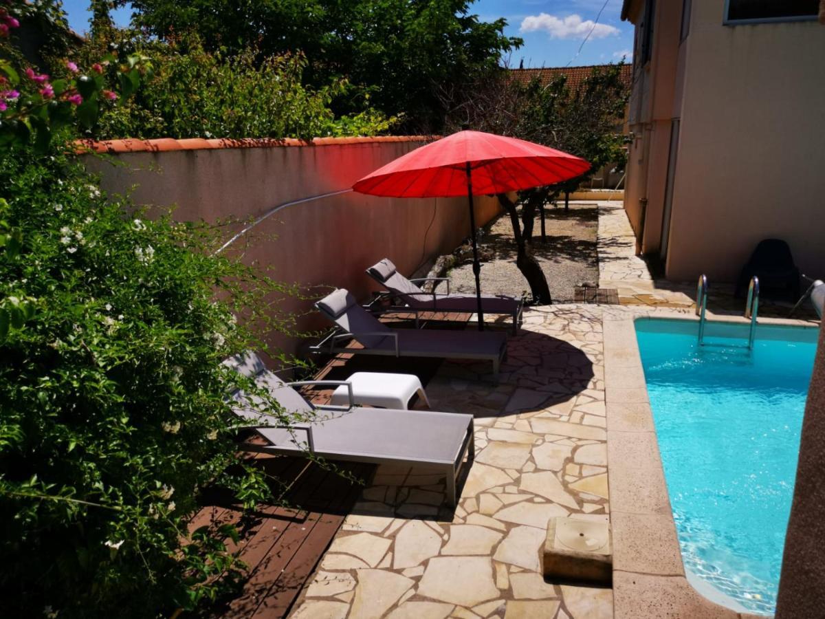 Gites Avec Grande Piscine Et Sa Terrasse Privative Bernis Екстериор снимка